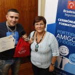 Félix Paulo com seu primeiro diploma ao lado da sí­ndica Maria Regina