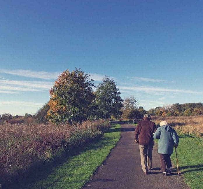 Expectatva de vida das mulheres será de 90 anos em 2030, revela estudo