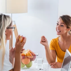 nutricionista-feminina-dando-consulta-ao-paciente_1212-1574