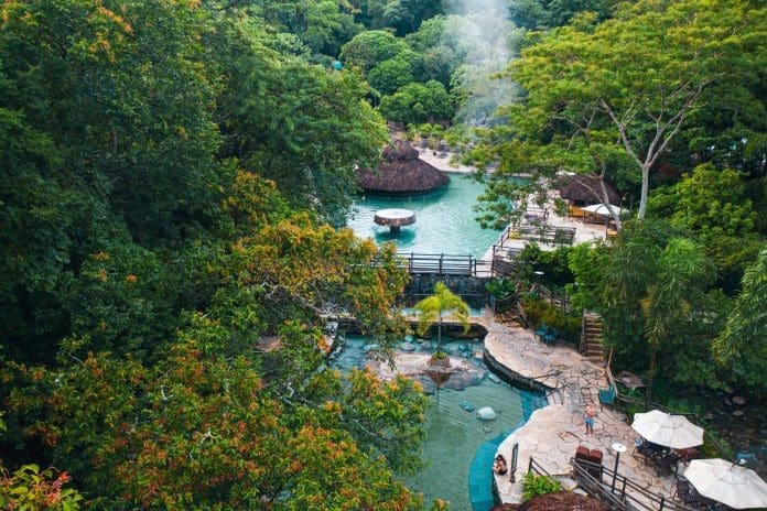 Piscinas naturalmente aquecidas em meio a natureza do Cerrado brasileiro