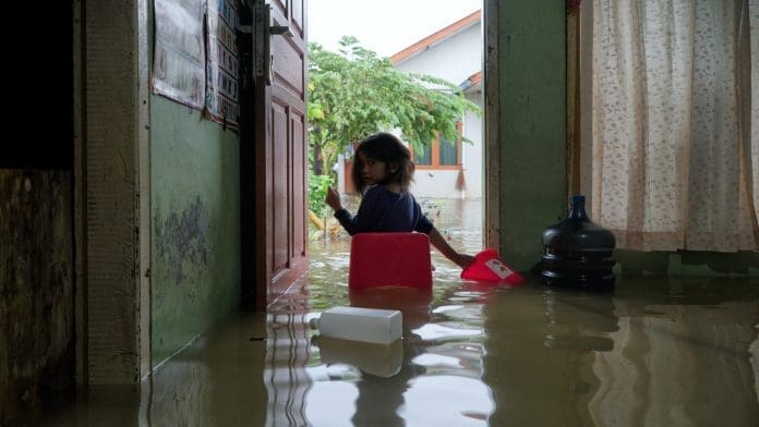 flood-disaster-in-residential-areas-2022-11-02-03-23-38-utc (2)