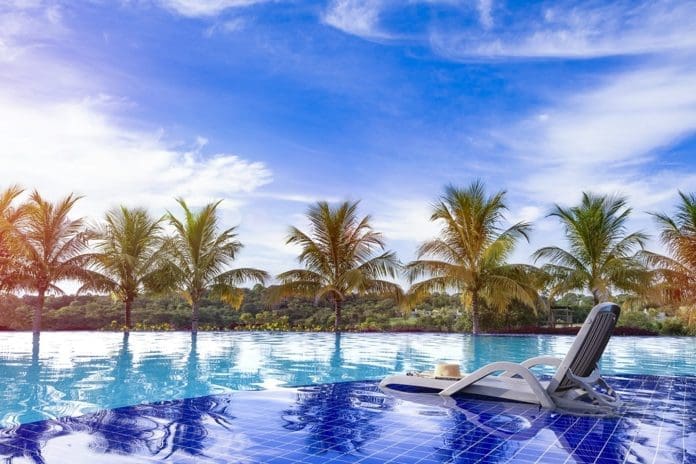 446268_1135439_malai_manso_piscina_de_borda_infinita_com_deck_molhado
