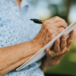 idosa-escrevendo-caderno-benefícios-estudar-terceira-idade-2048×1365